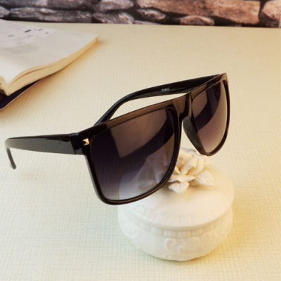 Kiss woman black lenses sunglasses