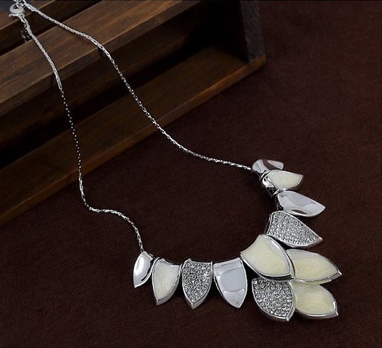 Anniversary Gift Elegant Leaves Pendant Silver Colored Woman Necklace